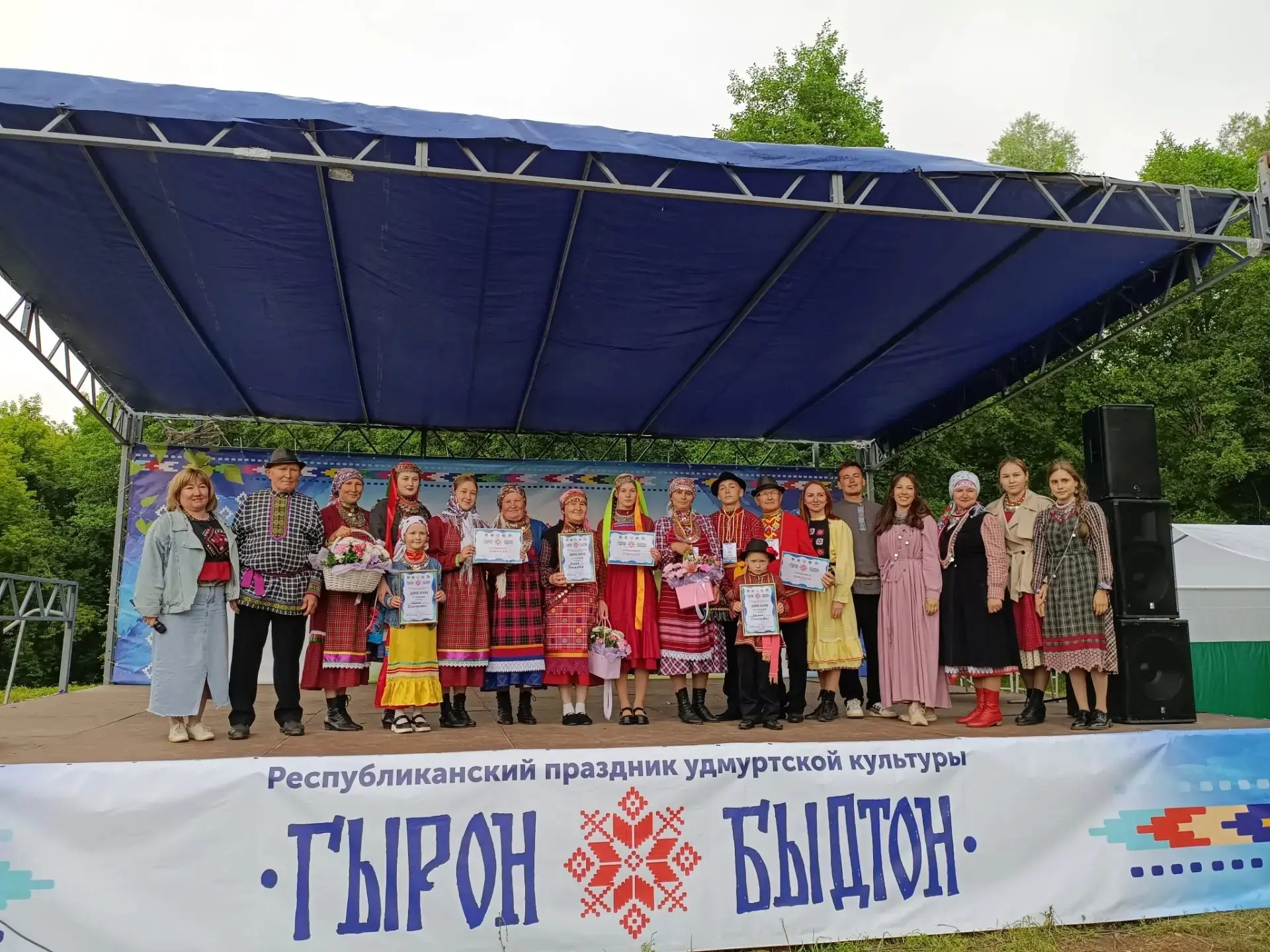 В июне на празднике «Гырон Быдтон» в деревне Пойкино Мамадышского района семья дочери Юлии (на фото слева) защищала честь района в конкурсе «Шудо-буро удмурт семья» (Счастливая удмуртская семья) и заняла первое место.